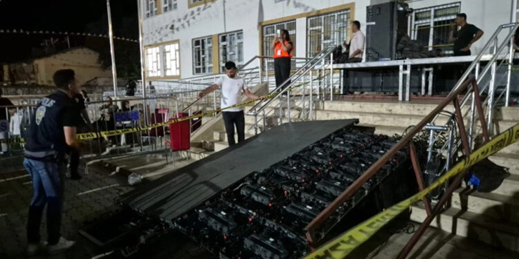 Festivalde LED Ekranı Devrildi, 5 Kişi Yaralandı