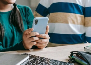Fransa'da Radikal Karar: Liselerde Cep Telefonunu Resmen Yasaklandı