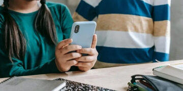 Fransa'da Radikal Karar: Liselerde Cep Telefonunu Resmen Yasaklandı