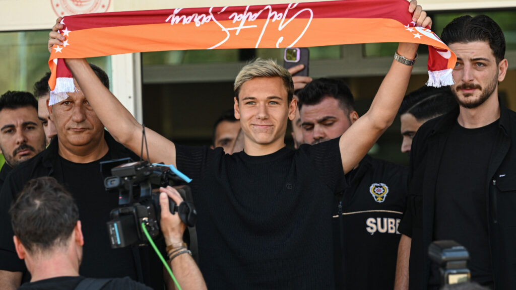 Galatasaray KAP Bildirimini Yaptı! Aleksey Batrakov'un Maliyeti Belli Oldu