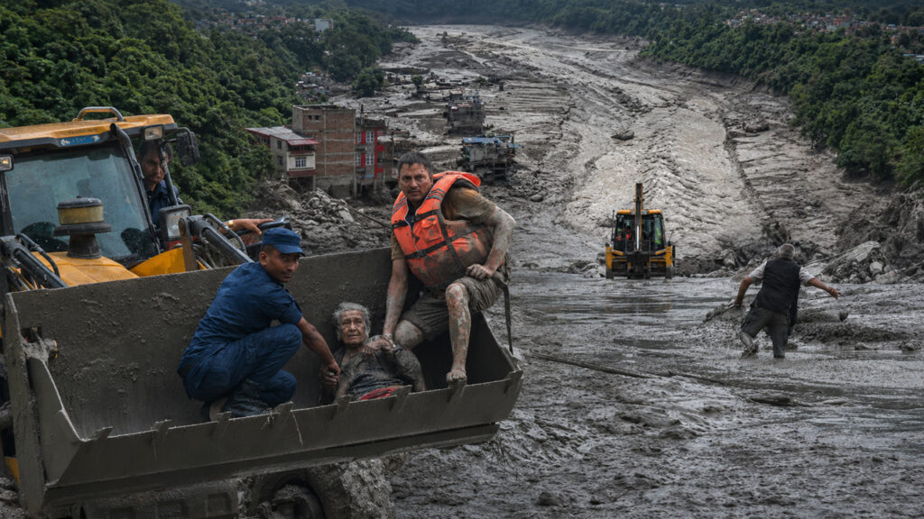 Himalayalar'da Kıyamet Senaryosu: 5,2'lik Dev Buzul Çöktü, Can Kaybı Durdurulamıyor, Metrelerce Çamur Altında Yüzlerce Kayıp Var