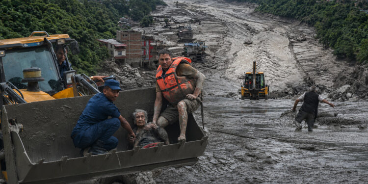 Himalayalar'da Kıyamet Senaryosu: 5,2'lik Dev Buzul Çöktü, Can Kaybı Durdurulamıyor, Metrelerce Çamur Altında Yüzlerce Kayıp Var