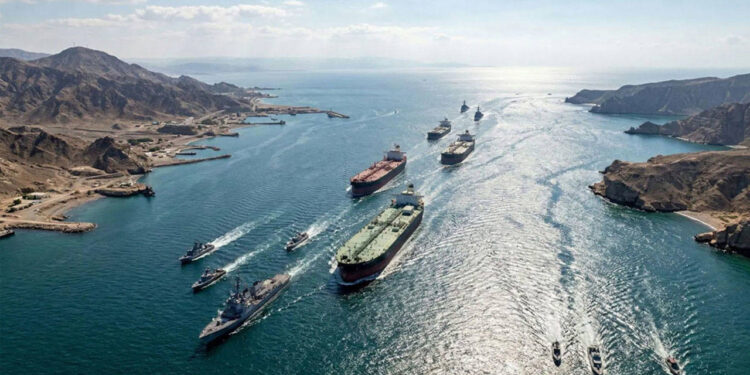 Hürmüz Boğazı'nda Tarihi Çöküş: Tanker Trafiği Dibe Vurdu, Sevkiyat 5 Milyon Varile Geriledi