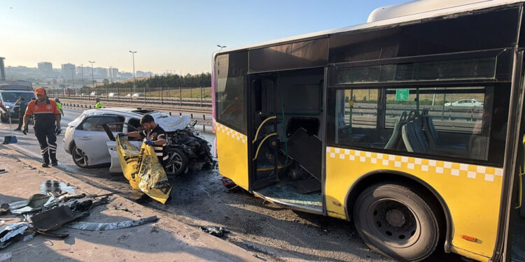 İstanbul Küçükçekmece'de Katliam Gibi Kaza! 3 Kişi Can Verdi, İETT'den İlk Açıklama Geldi