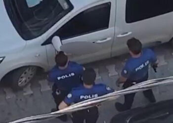 İstanbul'da Bıçaklı Saldırgan Paniği! Polisler Havaya Sıkarak Durdurabildi