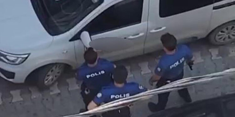 İstanbul'da Bıçaklı Saldırgan Paniği! Polisler Havaya Sıkarak Durdurabildi