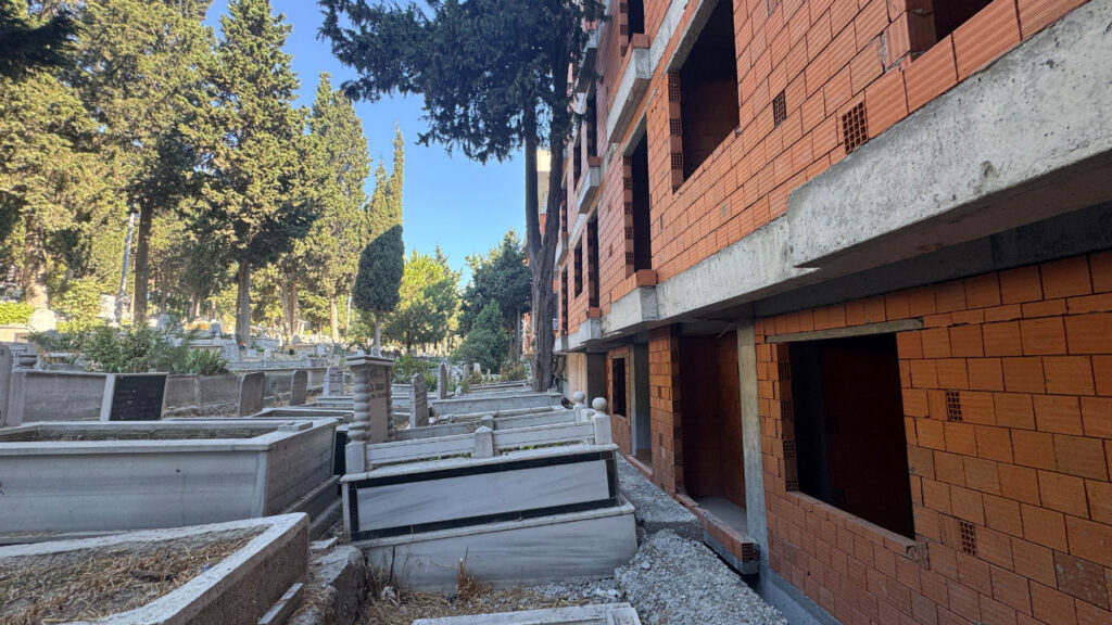 İstanbul'da Bu Da Oldu! Denize Değil Mezarlığa 'Sıfır' Bina Yaptılar