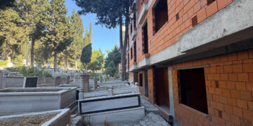 İstanbul'da Bu Da Oldu! Denize Değil Mezarlığa 'Sıfır' Bina Yaptılar