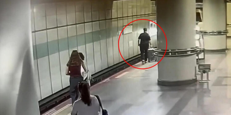 İstanbul'da Dehşet Anları! Görme Engelli Genç Raylara Düşüp Trenin Altında Kaldı