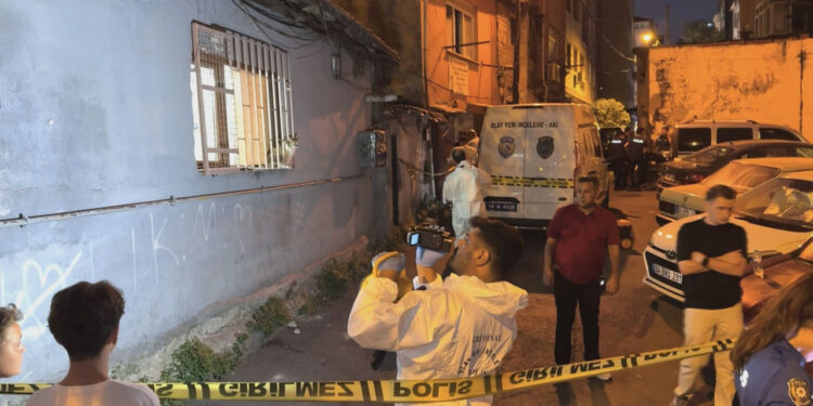 İstanbul'un Göbeğinde Sır Ölüm! Gecekondudan Gelen Kokular Harekete Geçirdi