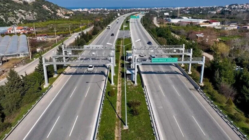 Otoyollarda Dur-Kalk Dönemi Bitiyor: Bakan Uraloğlu Müjdeyi Verdi, Eski Gişeler Tek Tek Yıkılıyor