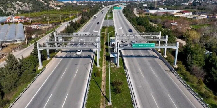Otoyollarda Dur-Kalk Dönemi Bitiyor: Bakan Uraloğlu Müjdeyi Verdi, Eski Gişeler Tek Tek Yıkılıyor