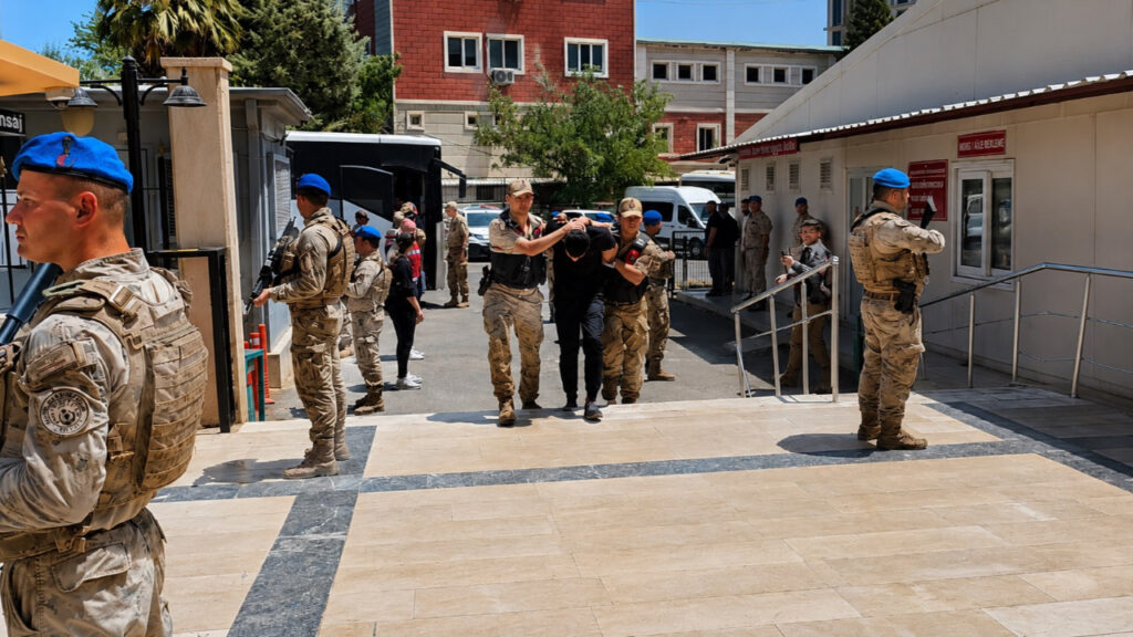 Şanlıurfa'da Film Gibi Milyonluk Soygun! Jandarma Kıyafeti Giyip Yol Kestiler