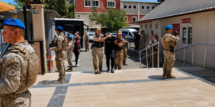 Şanlıurfa'da Film Gibi Milyonluk Soygun! Jandarma Kıyafeti Giyip Yol Kestiler