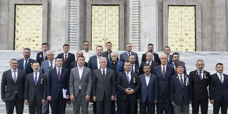 Şehit Aileleri ve Gazilerle Görüşen Hulusi Akar’dan Düzenleme Sözü: 'Yeni Adımlar Atacağız'