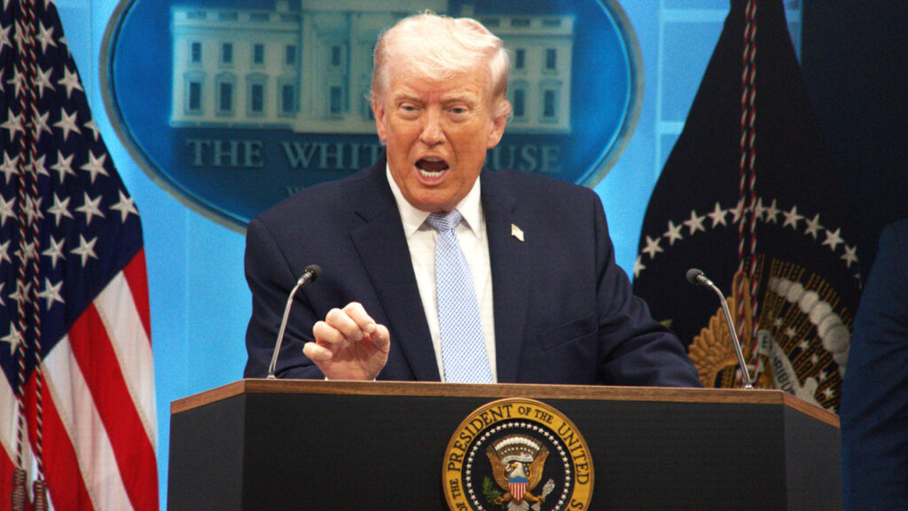 Trump ABD Medyasına Çıkıştı, Tahran'a Yüklendi: 'Anlaşma İçin Yalvarıyorlar!'