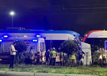 Zeytinburnu'nda Tramvaylar Kafa Kafaya Çarpıştı: Yaralılar Var, Seferler durduruldu