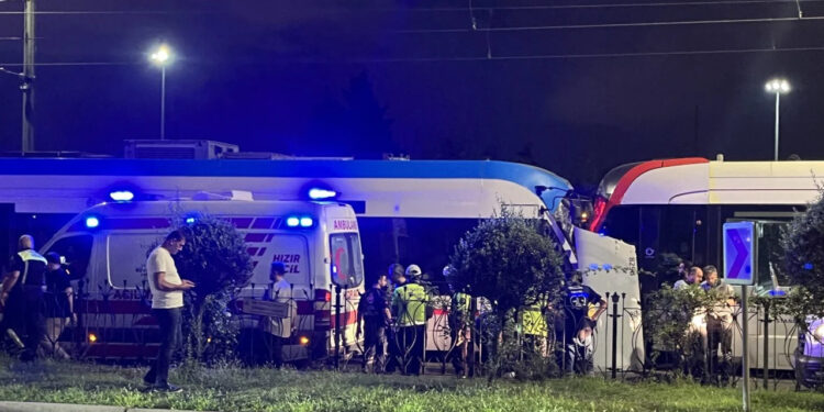 Zeytinburnu'nda Tramvaylar Kafa Kafaya Çarpıştı: Yaralılar Var, Seferler durduruldu