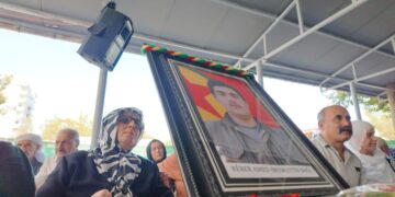 Polisin HDP önüne götürdüğü anne oğlunun taziyesinde