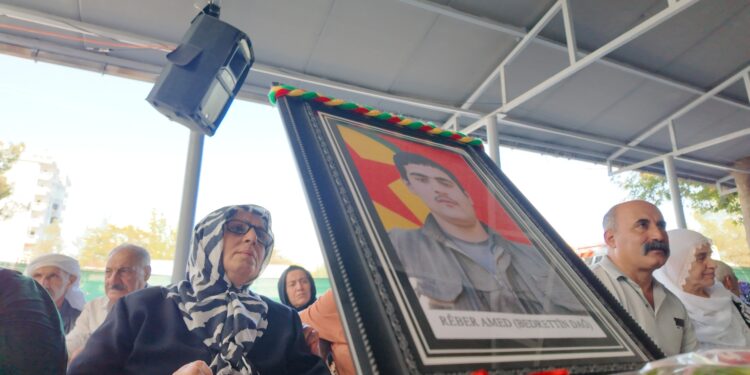 Polisin HDP önüne götürdüğü anne oğlunun taziyesinde