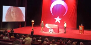 Usta sanatçı için Harbiye Muhsin Ertuğrul Sahnesi’nde tören düzenlendi: Yazar, yoldaş Bilgesu Erenus