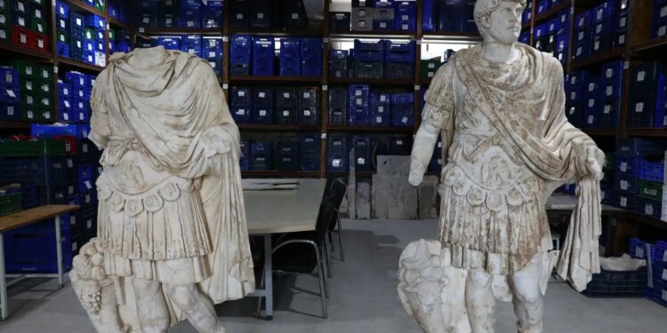 Kibyra Antik Kenti’nde heyecanlandıran keşif: 2 bin yıllık Roma İmparatoru heykeli gün yüzüne çıkarıldı