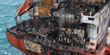 İHA saldırısında hasar gören petrol tankeri Samsun’da karaya oturdu
