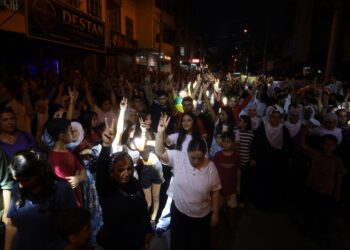 Mersin’de halk şöleni: Zafer bizim olacak