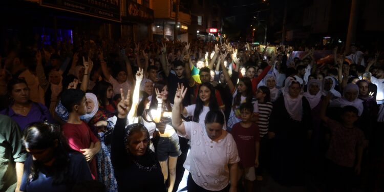 Mersin’de halk şöleni: Zafer bizim olacak