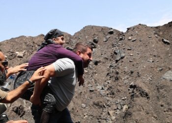 20 yıllık hasret: Strazburg’dan Cûdî’ye solunum cihazıyla oğlunun mezarına geldi