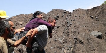 20 yıllık hasret: Strazburg’dan Cûdî’ye solunum cihazıyla oğlunun mezarına geldi