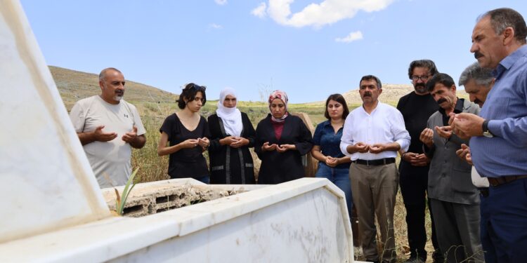 Deniz Fırat mezarı başında anıldı