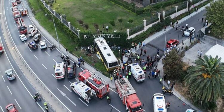 Zeytinburnu’ndaki İETT otobüsü kazasında can kaybı 3’e yükseldi