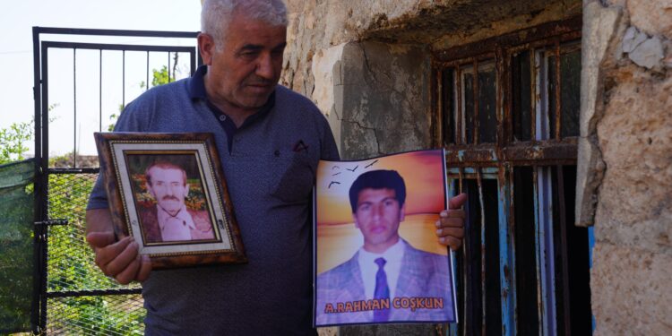 ‘Ölüm kuyularında’ kaybedilenlerin izini sürdü: Bir günde 12-13 cenaze çıkardık