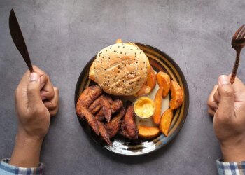 Hızlı yemek yiyenler dikkat! Vücudunuzda bu 5 sorun yaşanabilir