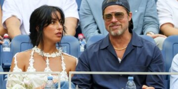 Tribünde dikkat çeken görüntüler: Brad Pitt ve Ines de Ramon tenis finalinde yan yana