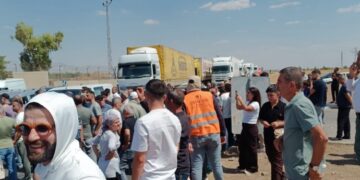 Nisêbîn’de 3 gündür elektrik yok: Yurttaşlar yolu trafiğe kapattı