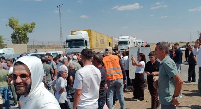 Nisêbîn’de 3 gündür elektrik yok: Yurttaşlar yolu trafiğe kapattı