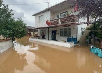 Bursa’da heyelan, Sakarya’da su baskını