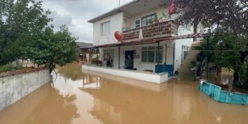 Bursa’da heyelan, Sakarya’da su baskını