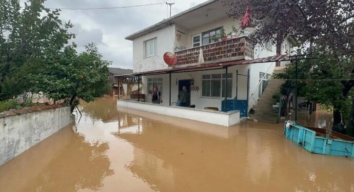 Bursa’da heyelan, Sakarya’da su baskını
