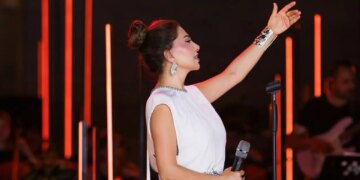 Biletleri günler öncesinden tükendi: Ebru Yaşar İzmirli müzikseverlerle buluştu