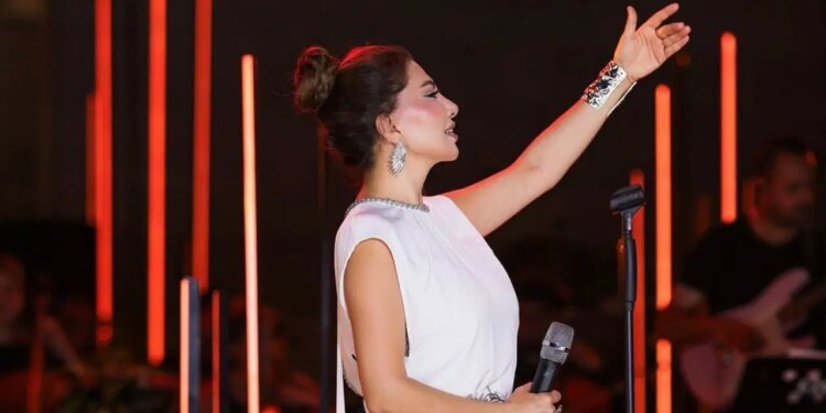 Biletleri günler öncesinden tükendi: Ebru Yaşar İzmirli müzikseverlerle buluştu