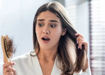 Sonbaharda saç dökülmesi neden artıyor? Duşta, tarakta ve yastıkta daha fazla görüyorsanız dikkat: ‘Mevsimseldir’ deyip geçmeyin – Son Dakika Sağlık Haberleri