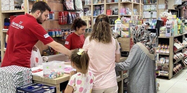 Okullar açılıyor, veliler masraflar altında eziliyor