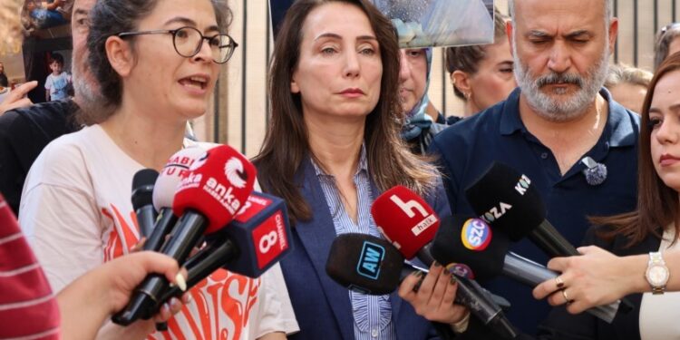 Hatimoğulları’ndan depremzedelerin nöbetine ziyaret: Cezasızlık sistemi ortadan kalksın