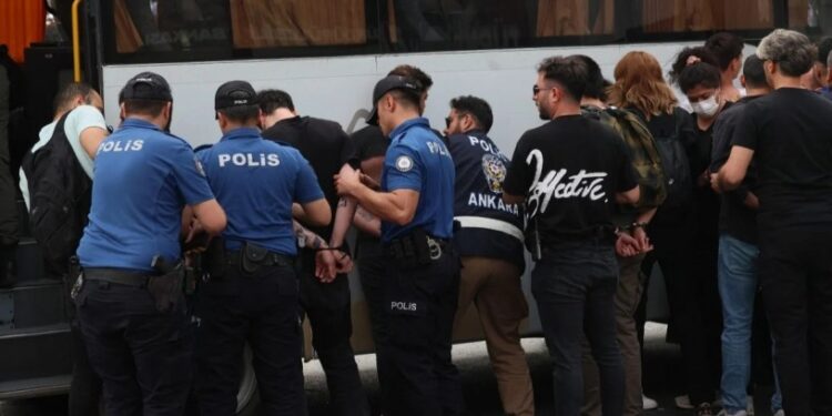 NATO tutsağı öğrencilerin eğitim hakkı engelleniyor, bursları kesiliyor