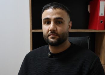 Kürtçe şarkı söyleyen sokak müzisyenine ırkçı saldırı: Saldıranlar hakkında suç duyurusu