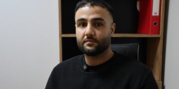 Kürtçe şarkı söyleyen sokak müzisyenine ırkçı saldırı: Saldıranlar hakkında suç duyurusu