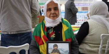 37 yıl önce çekilen fotoğrafla oğlunu andı: Asla bu yol için pişman olmadım, başım diktir